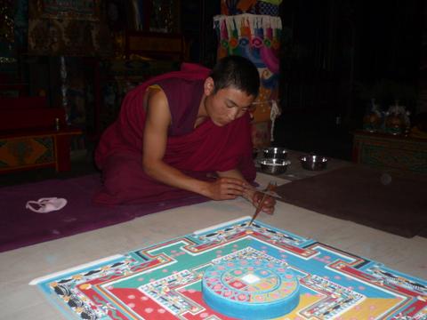 天葬前喇嘛画坛城：藏地生死仪式里的「心灵地图」
