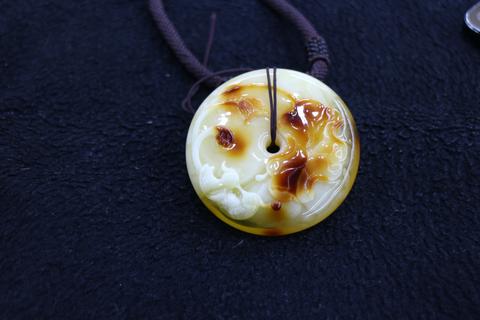 夫妻戴鸳鸯扣：一枚小饰品里藏着的千年爱情密码