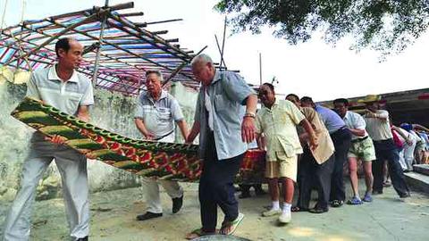 福建端午采莲，为啥要抬着“龙王轿”满街跑？