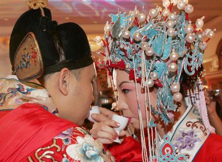 婚礼上喝交杯酒：从”合卺”到”同心”的千年情感密码