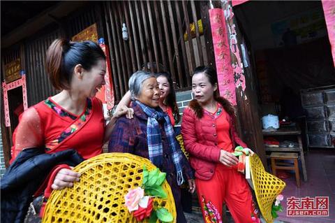 闽南”做姊妹”：那些藏在红头巾里的女性互助密码