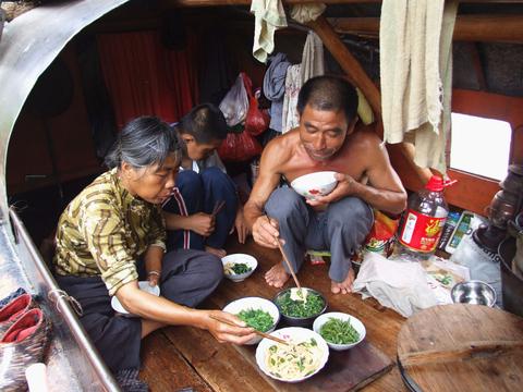 船家吃饭不翻鱼：水上人的生存密码里藏着多少讲究？