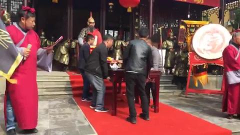 徽商首单生意为何要”沾墨”？一把算盘里藏着千年儒商密码