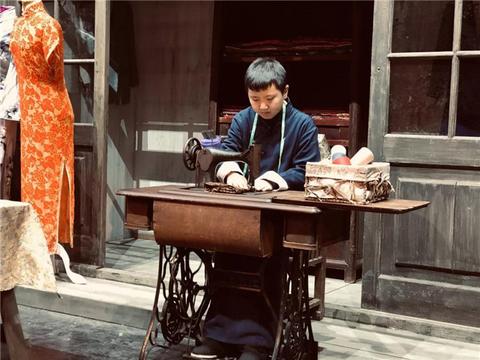 裁缝剪布为啥偏要说“剪财”？老手艺里藏着的民间智慧