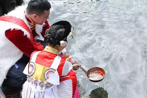 纳西婚礼必做的“取圣水”仪式，原来藏着这些你不知道的秘密！