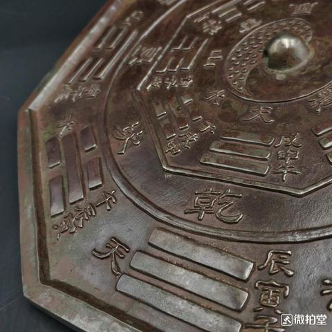 老房子门楣上的八卦镜，为啥凸面一定要朝外？民俗专家揭秘背后的风水密码
