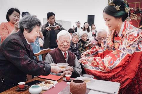 婚礼上这杯茶，藏着中国人千年的”同心密码”