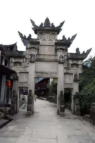 贞节牌坊下藏着哪些“镇宅密码”？老匠人口中的神秘镇物讲究