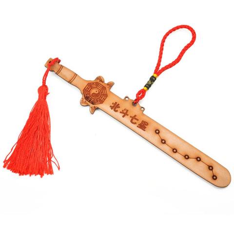 桃木剑挂哪里最“灵验”?老祖宗的方位讲究里藏着哪些民俗密码?