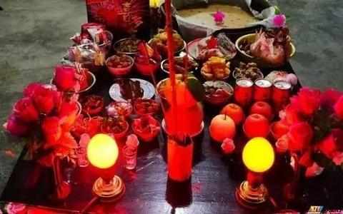 闽南婚礼上，新娘为啥要端12碗茶？老辈人说这是“一生圆满”的讲究
