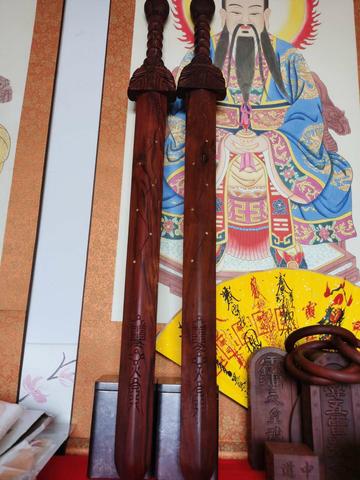 镇宅宝剑为啥要挂在房梁上?老祖宗的风水讲究里藏着这些门道