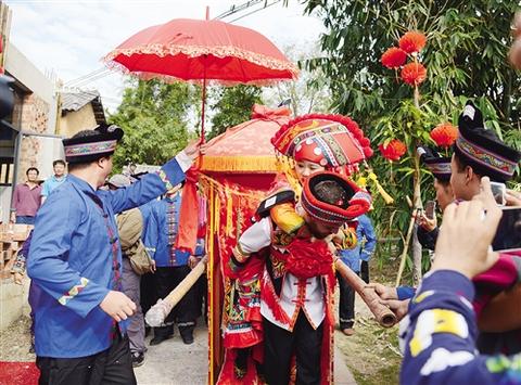 婚礼上新郎为啥要背新娘过门槛？老祖宗的讲究里藏着这些秘密