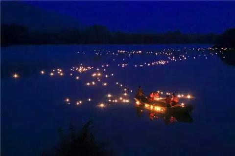 中元节放河灯:一盏灯里藏着中国人的生死哲学