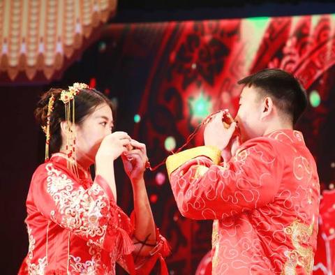 从”交杯酒”到”和合礼”：传统合卺酒在现代婚姻调和中的隐秘传承