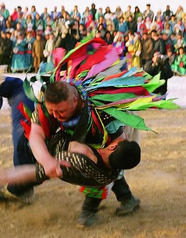 那达慕上的”草原三绝”:为何骑马摔跤射箭是蒙古族的必办仪式?