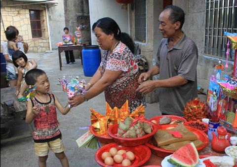 拜月老时，为啥总带红糖和桂圆？老祖宗的浪漫藏在供品里