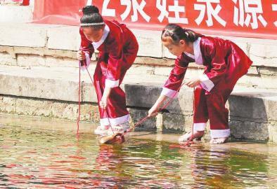 一口古井里的生命密码:洗婴井取水仪式的净化奥秘