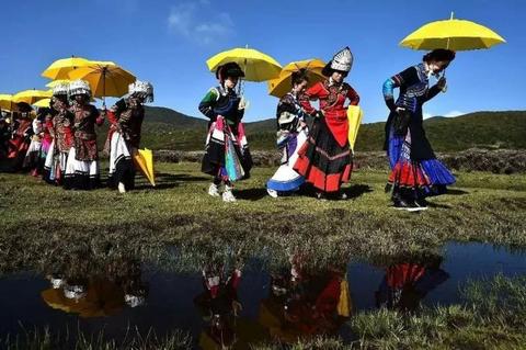 彝族婚礼上的“泼水大战”:迎亲队伍为何被“刁难”?