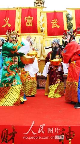 财神爷的“新衣服”怎么穿?揭秘民间“换金袍”仪式的讲究与门道