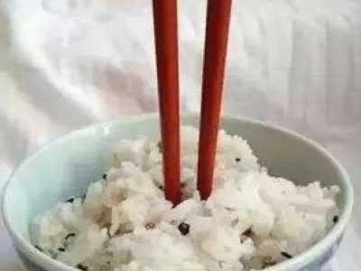 北方丧仪里的”倒头饭”:三根筷子藏着多少生死密码?