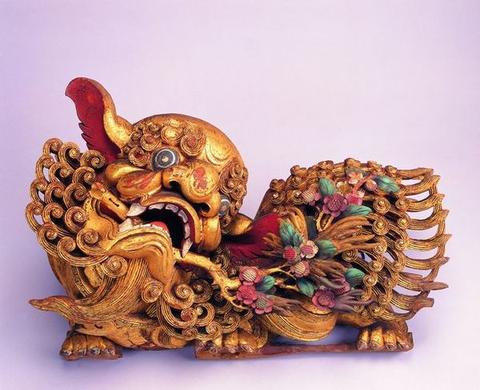 赌场门口的镇煞狮，为啥总爱叼颗红宝石？