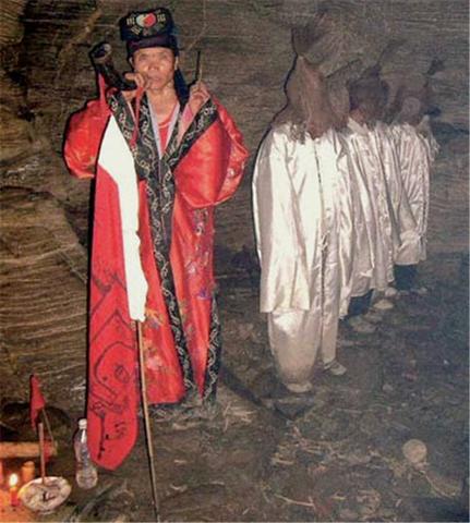 深夜山路上的“活死人”：湘西赶尸习俗的真实起源之谜