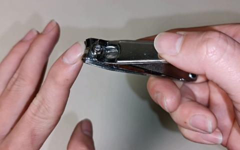 老一辈说“晚上剪指甲会招不祥”，这禁忌到底从何而来？