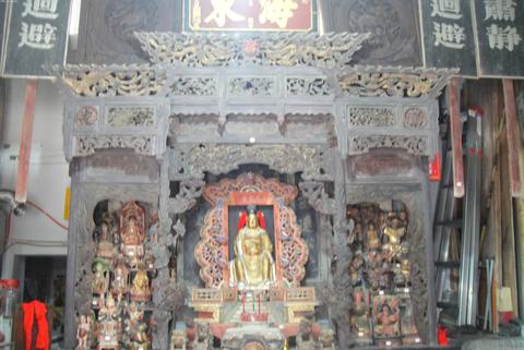 偏财神龛为啥爱“住”地下室？老祖宗的藏财密码藏不住了