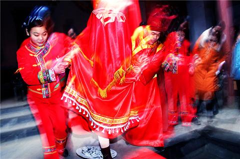 新娘跨火盆:一场延续千年的「火」之仪式,藏着多少婚姻密码?