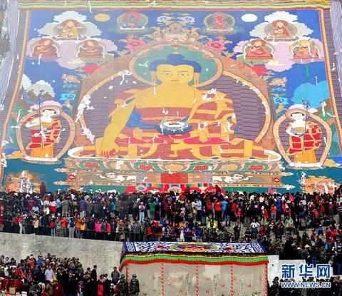 西藏展佛节：为何要在凌晨晒那幅”比山还大”的唐卡？