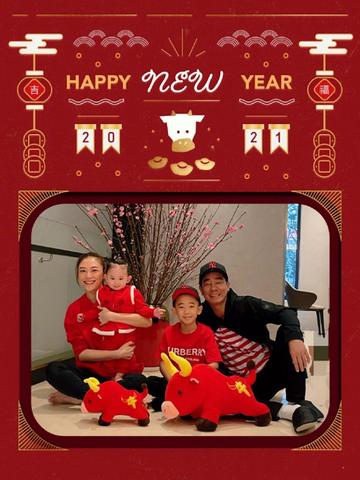 陈小春应采儿晒圣诞全家福 五岁小儿Hoho长发引热议