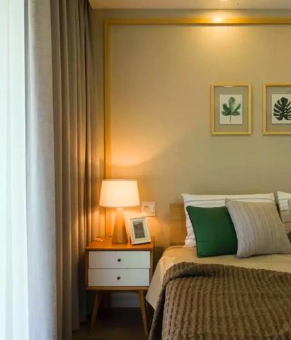 如何协调床头灯光与挂画的关系？