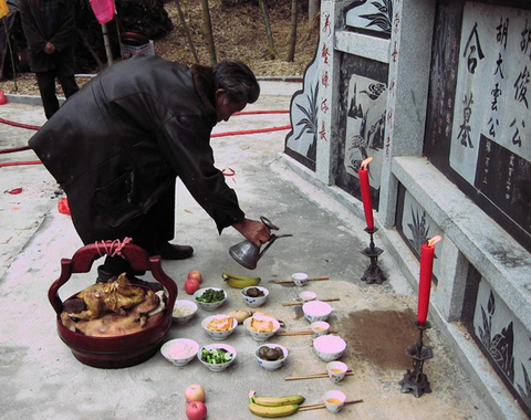 民间禁忌里，偷吃祭品为何会招祸？