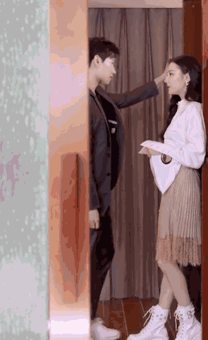 迪丽热巴陈星旭“腿上吻”炸裂全网?命盘一看却没那么简单