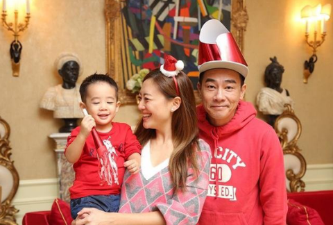 陈小春圣诞全家福甜翻天?双子配巨蟹命理上却暗藏玄机