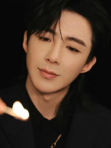 顶流男星”七连问”风波:偏财桃花乱局的命理警示