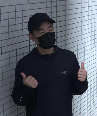 陈小春应采儿晒全家福 小儿子Hoho命理分析