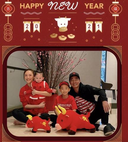 陈小春应采儿晒圣诞全家福 小儿子可爱造型圈粉