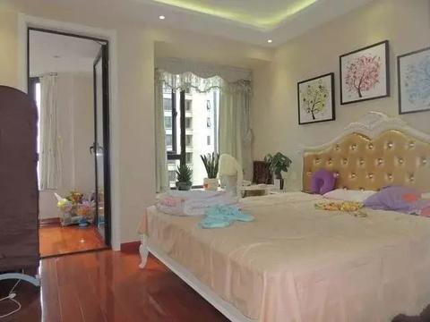 卧室挂画的风格是否需要与窗帘风格匹配？