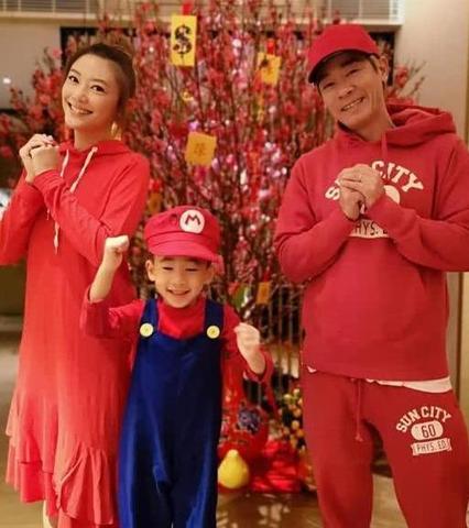 陈小春全家四口同台背后:天蝎狮子配,竟藏命理大逆转?