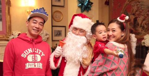 陈小春应采儿晒圣诞全家福 五岁小儿Hoho长发引热议